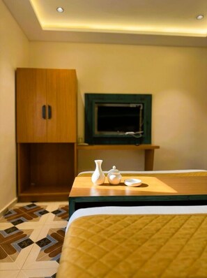 Deluxe-Zimmer | Betten mit Memory-Foam-Matratzen, Minibar, Schreibtisch