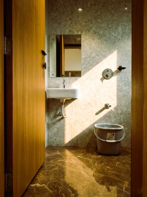 Dusche, Regendusche, Haartrockner, Handtücher