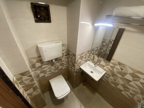 Habitación Deluxe | Baño | Ducha, cabezal de ducha tipo lluvia, toallas y jabón