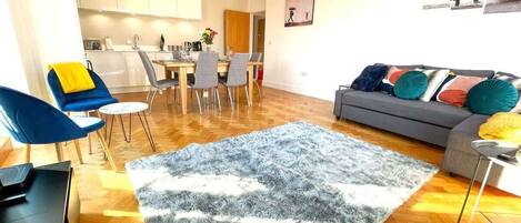 Smart TV, libros, biblioteca musical y oficina