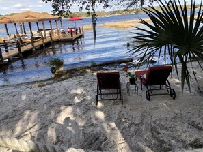Plage, chaises longues, serviettes de plage