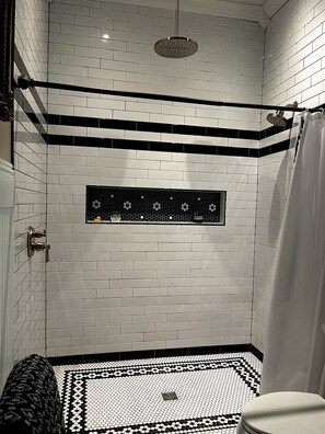 Duschwanne, Haartrockner, Handtücher, Toilettenpapier