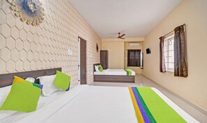 Premium Room | Meja, seterika/papan seterika, cadar katil 