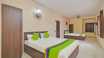 Premium Room | Desk, iron/ironing board, bed sheets