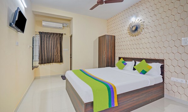 Premium Room | Meja, seterika/papan seterika, cadar katil 