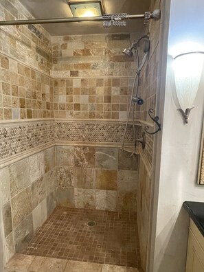 Bathtub, hair dryer, bidet, towels - Beautiful, artistic, unique and beyond large and spacious apartment (Little Falls)