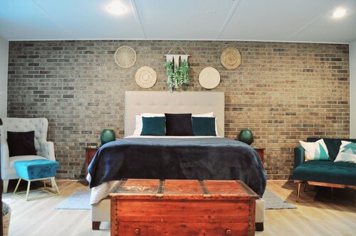 Peaceful Poolside Guesthouse just off I75