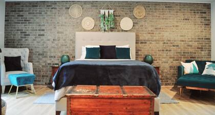 Peaceful Poolside Guesthouse just off I75