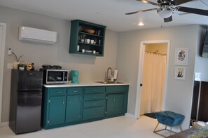 Fridge, microwave, coffee/tea maker, cookware/dishes/utensils - Peaceful Poolside Guesthouse just off I75 (Valdosta)