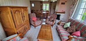 Télévision, cheminée, livres