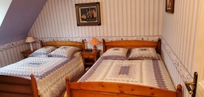 4 Schlafzimmer, Schreibtisch, Bügeleisen/Bügelbrett, Reisekinderbett