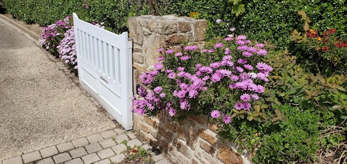 BRETON HOUSE 5MN WALK FROM SHOPS AND 2.5 KMS FROM THE BEACH