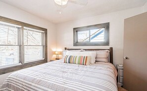 5 bedrooms, desk, iron/ironing board, free WiFi - Artful Cake House Retreat | Trails & Park Nearby (Pocatello)