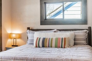 5 slaapkamers, een bureau, een strijkplank/strijkijzer, gratis wifi