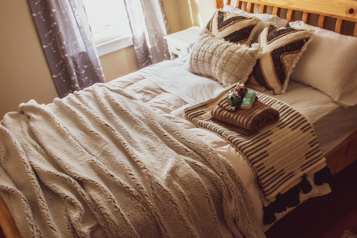 Basic Room 9 | Ropa de cama de alta calidad, edredones de plumas, decoración individual
