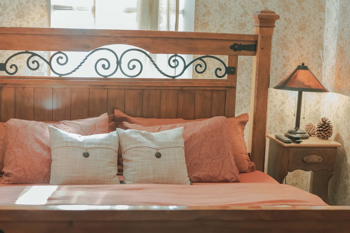 Basic Room 7 | Ropa de cama de alta calidad, edredones de plumas, decoración individual