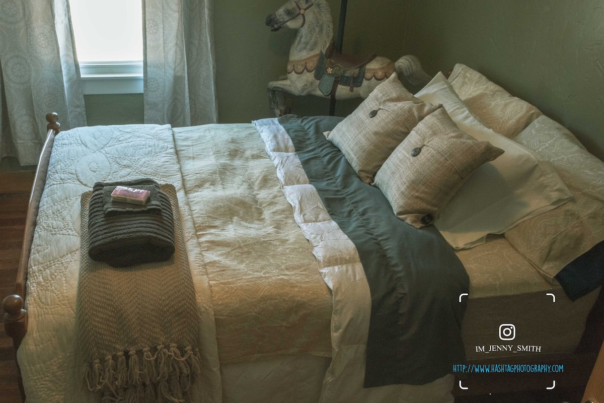 Basic Room 2 | Ropa de cama de alta calidad, edredones de plumas, decoración individual