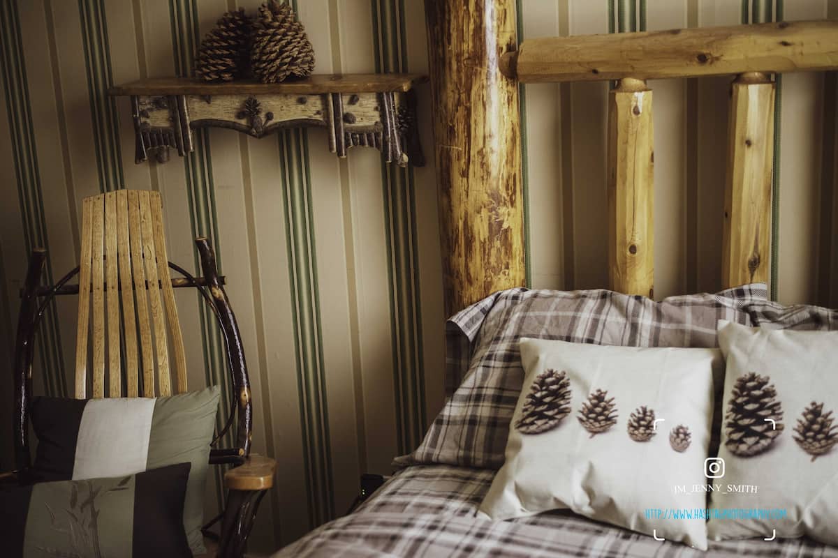 Basic Room 4 | Ropa de cama de alta calidad, edredones de plumas, decoración individual