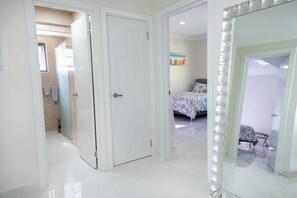 3 slaapkamers, een bureau, een strijkplank/strijkijzer, reisbedje