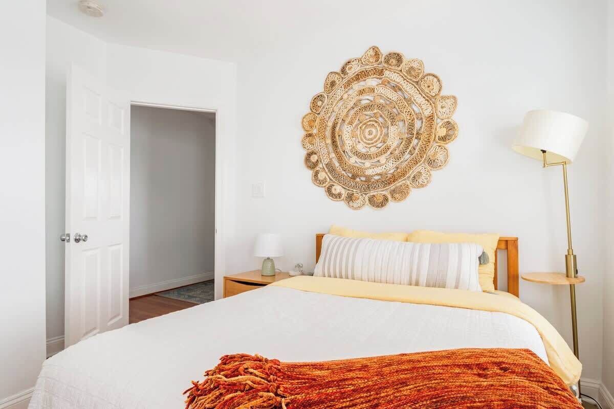 3 عدّة غرف نوم ومكواة/لوح كي وواي فاي وملاءات أسرّة