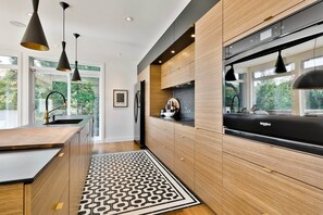 Frigorífic, microones, forn i placa de cuina 