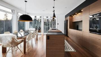 Réfrigérateur, micro-ondes, four, plaque de cuisson