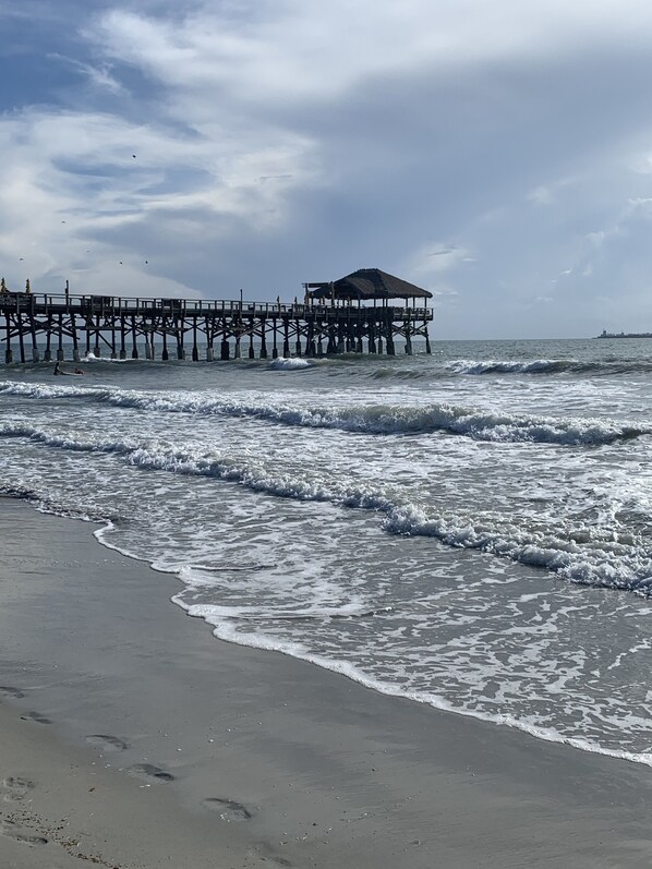 Playa en los alrededores, camastros y toallas de playa 