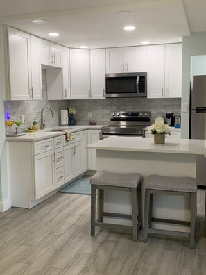 Refrigerador, microondas, horno y parrilla de estufa 