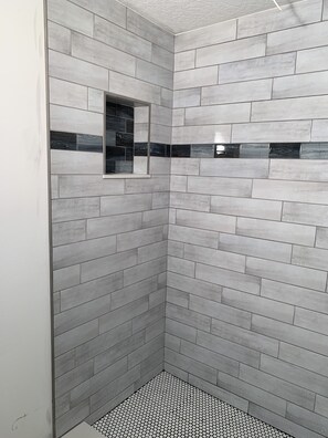 Een douche, een haardroger, handdoeken, zeep
