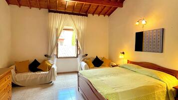 1 makuuhuone, työpöytä, silitysrauta/-lauta, vauvan matkasänky