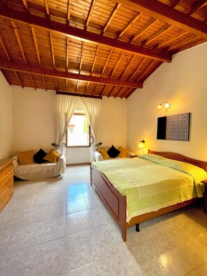 1 dormitorio, escritorio, tabla de planchar con plancha y cuna de viaje