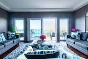 Een televisie en een stereo