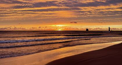 Cozy home, minutes from lakeshore!