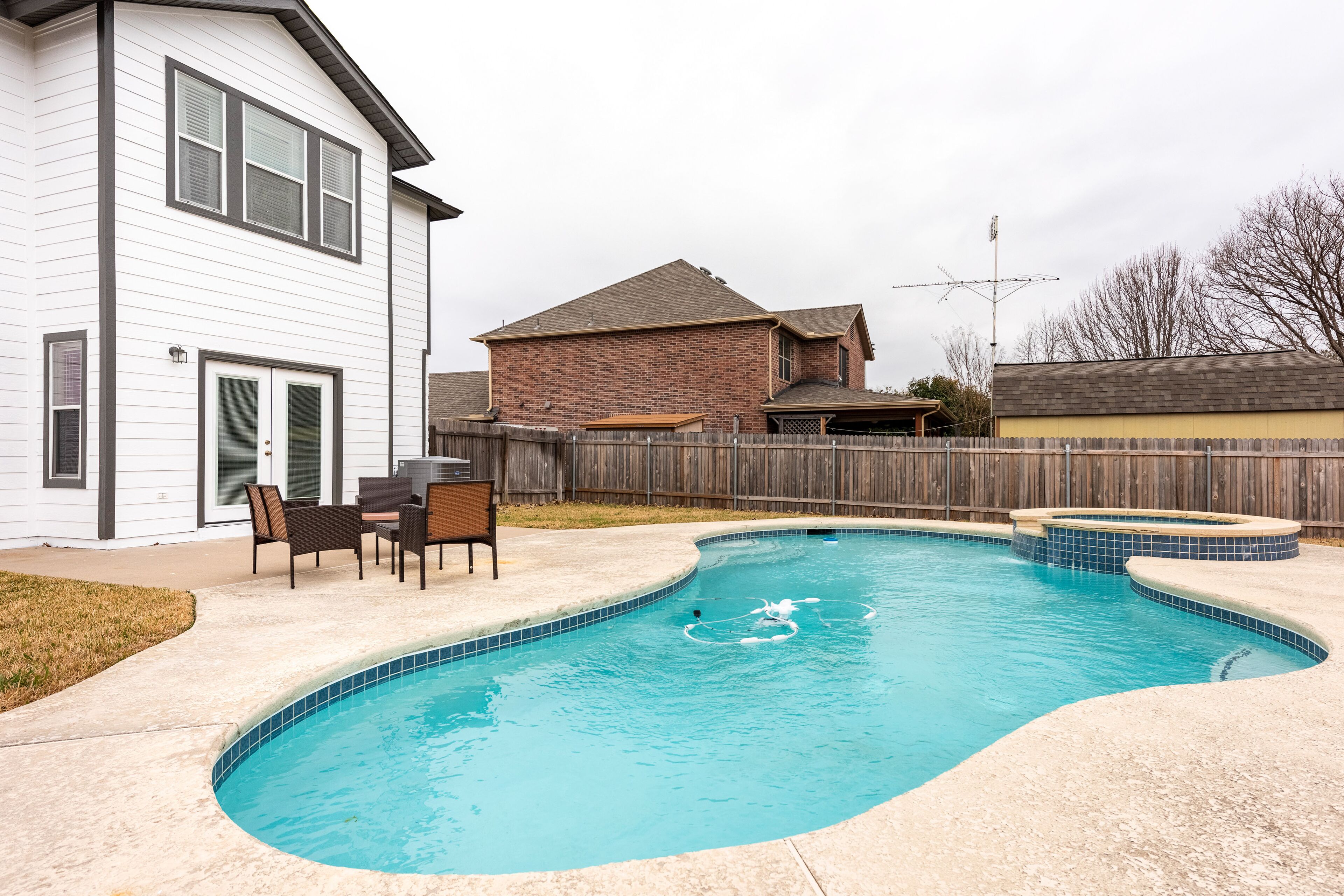 Spacious 5 bedroom house with a pool