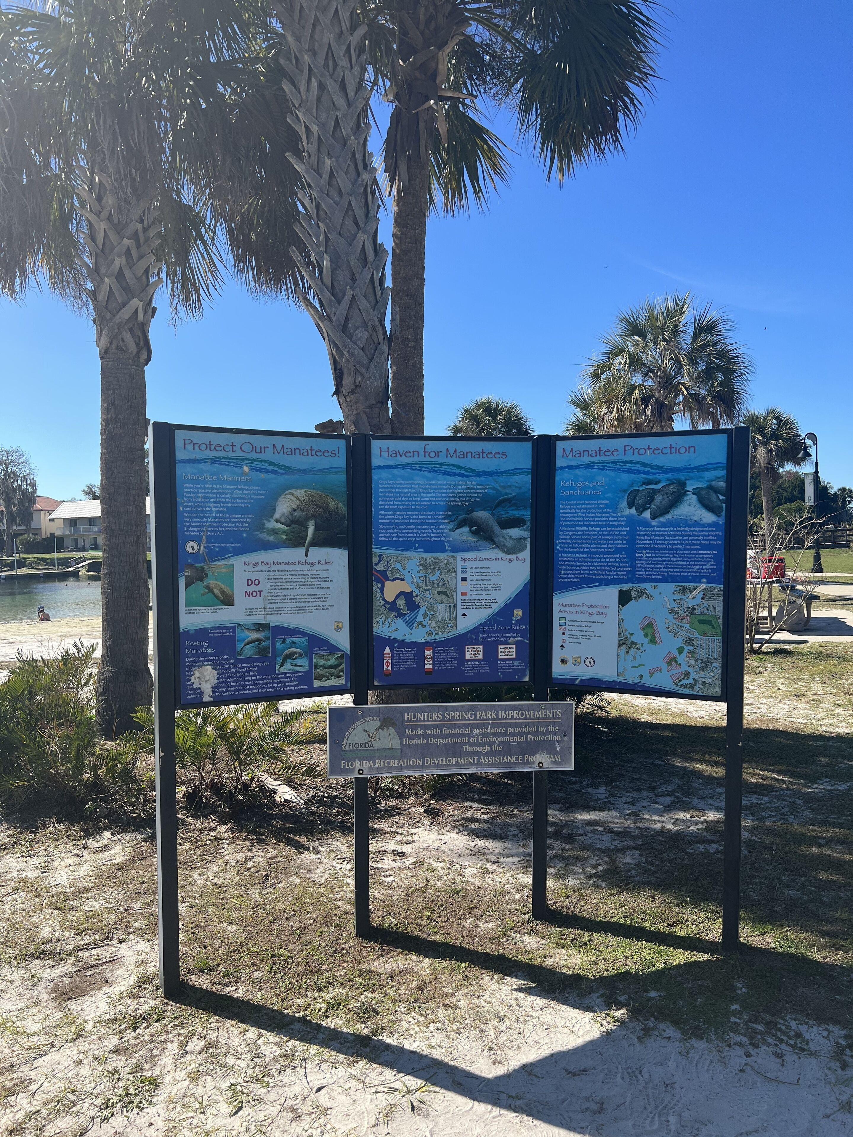 Un letrero con información sobre la protección de manatíes y normas para el Refugio de Manatíes Kings Bay.