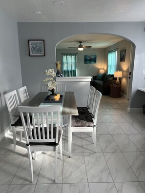 Dining - Entire residence 2-2, 🔥 pit, ping pong table, games, fenced backyard,    🐶 (Crystal River)