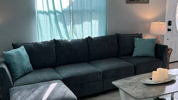 Smart TV, caminetto, tavolo da ping pong, libri