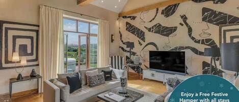 Tv, eldstad och kontor