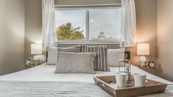 4 slaapkamers, een bureau, een strijkplank/strijkijzer, reisbedje