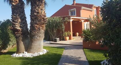 PRETTY VILLA 3 KMS FROM THE SEA. SWIMMING POOL. 4 BEDROOMS. CLIM