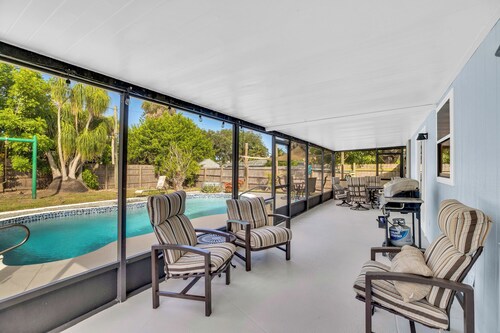 Relax and Unwind in 2 BR apt with Private Heated Pool