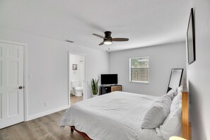 2 bedrooms, desk, iron/ironing board, travel crib