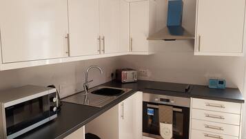 Apartment, Private Bathroom (Tower Street Apartment) | Private kitchen