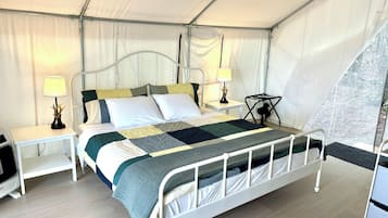 1 bedroom, bed sheets