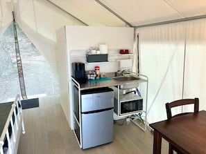 Coffee/tea maker, fridge, microwave, stovetop