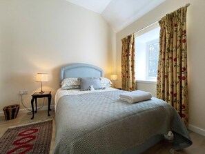 1 bedroom, free WiFi, bed sheets - 1 bedroom accommodation in Farr (Farr)