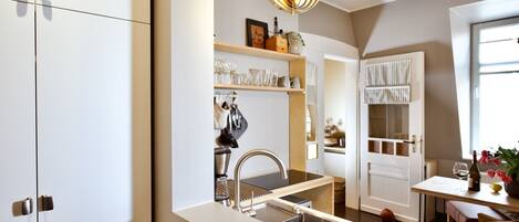 Réfrigérateur, cafetière/bouilloire, bouilloire électrique, grille-pain