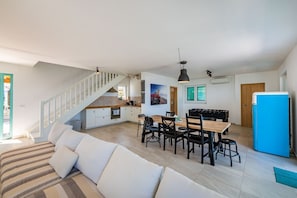 Un appartement moderne comprenant une cuisine, un coin repas et un salon.