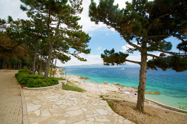 Beach nearby, sun loungers, beach towels