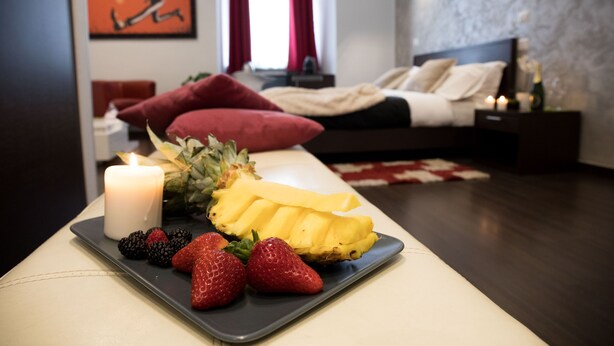 Family Studio Suite | In-room safe, blackout drapes, iron/ironing board (on request)